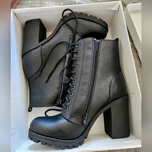 NWOT black boots 9